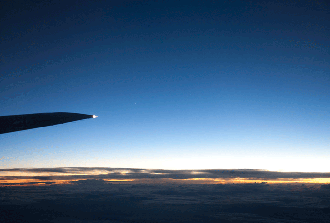 飛行機の窓からの風景②　金星と木星